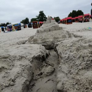 Sandburg und Strandkörbe